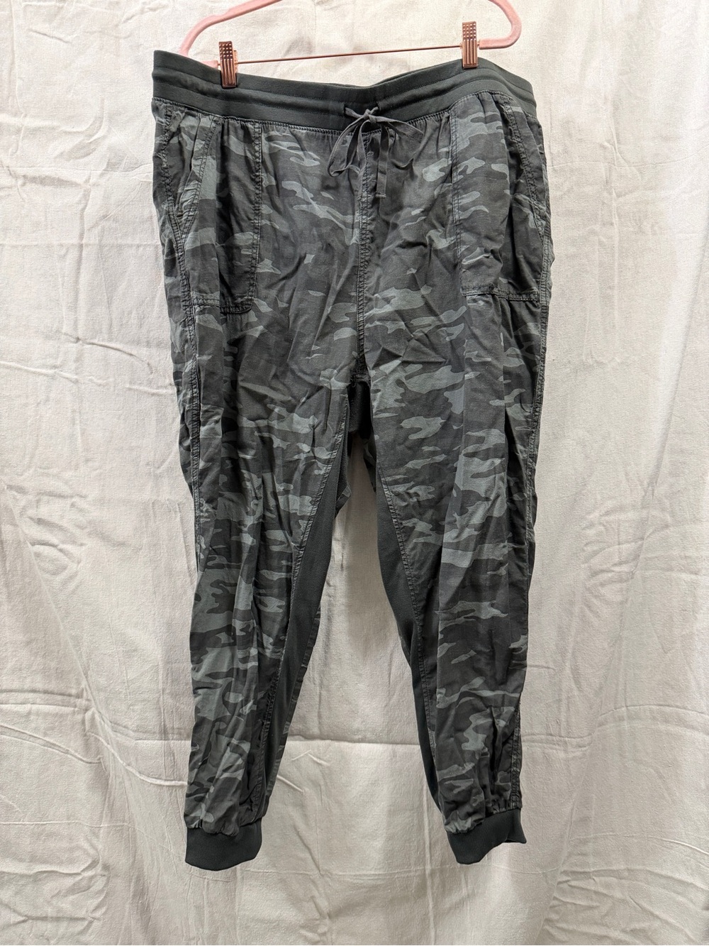 Seven7 Women's green and Gray Camo Jogger pants